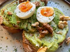 牛油果煮蛋吐司-RAC BAR(安福路店)