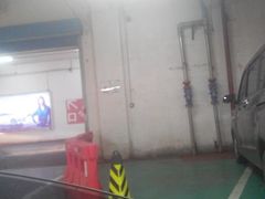 -万达广场菱角湖店-地面停车场