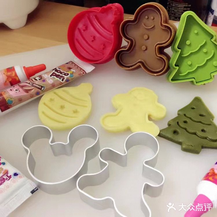 自制姜饼人饼干，很适合圣诞节的气氛！