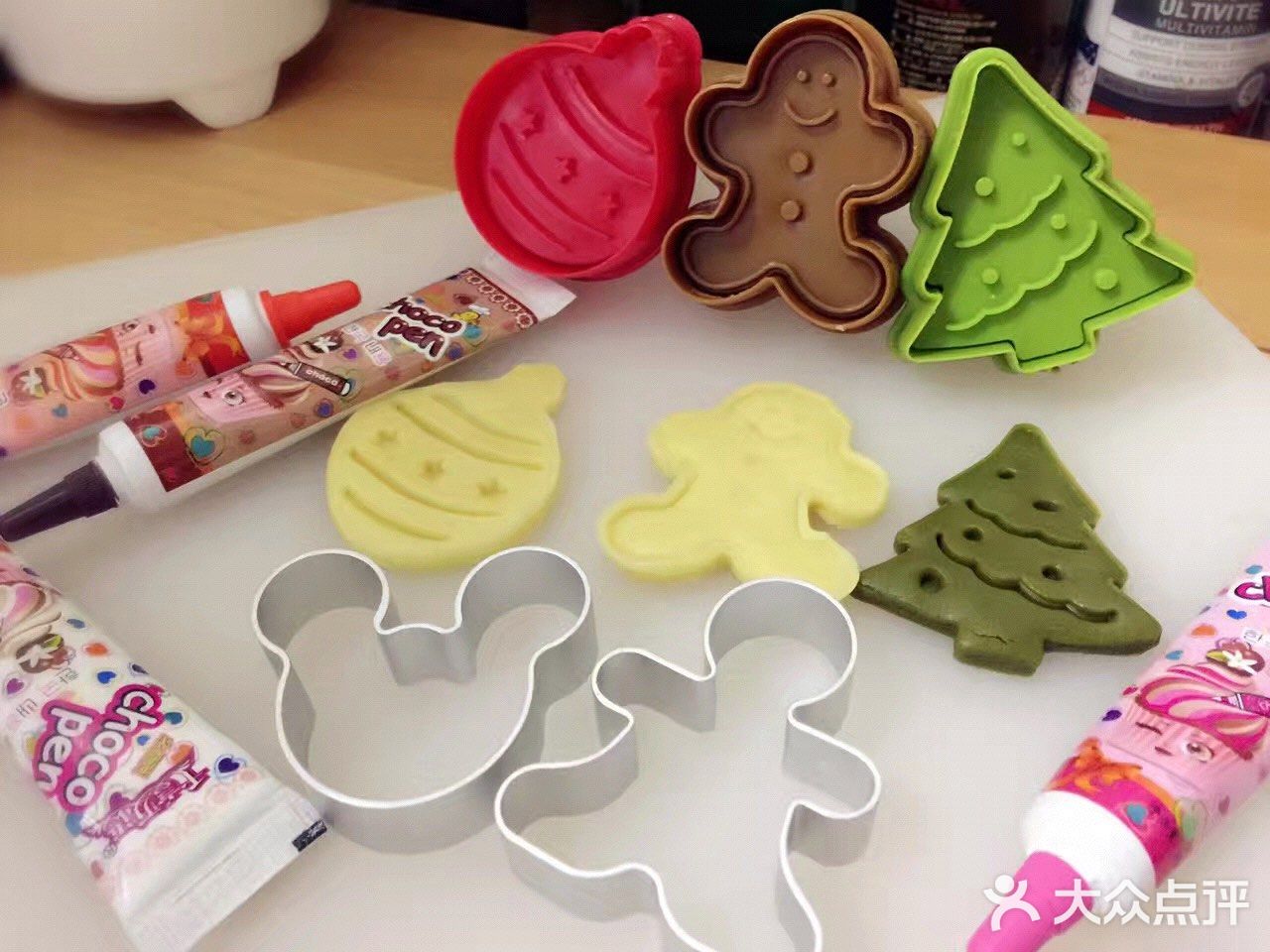 自制姜饼人饼干，很适合圣诞节的气氛！