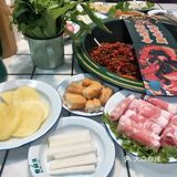 大学门口新开了个火锅店！[礼花][礼花]
