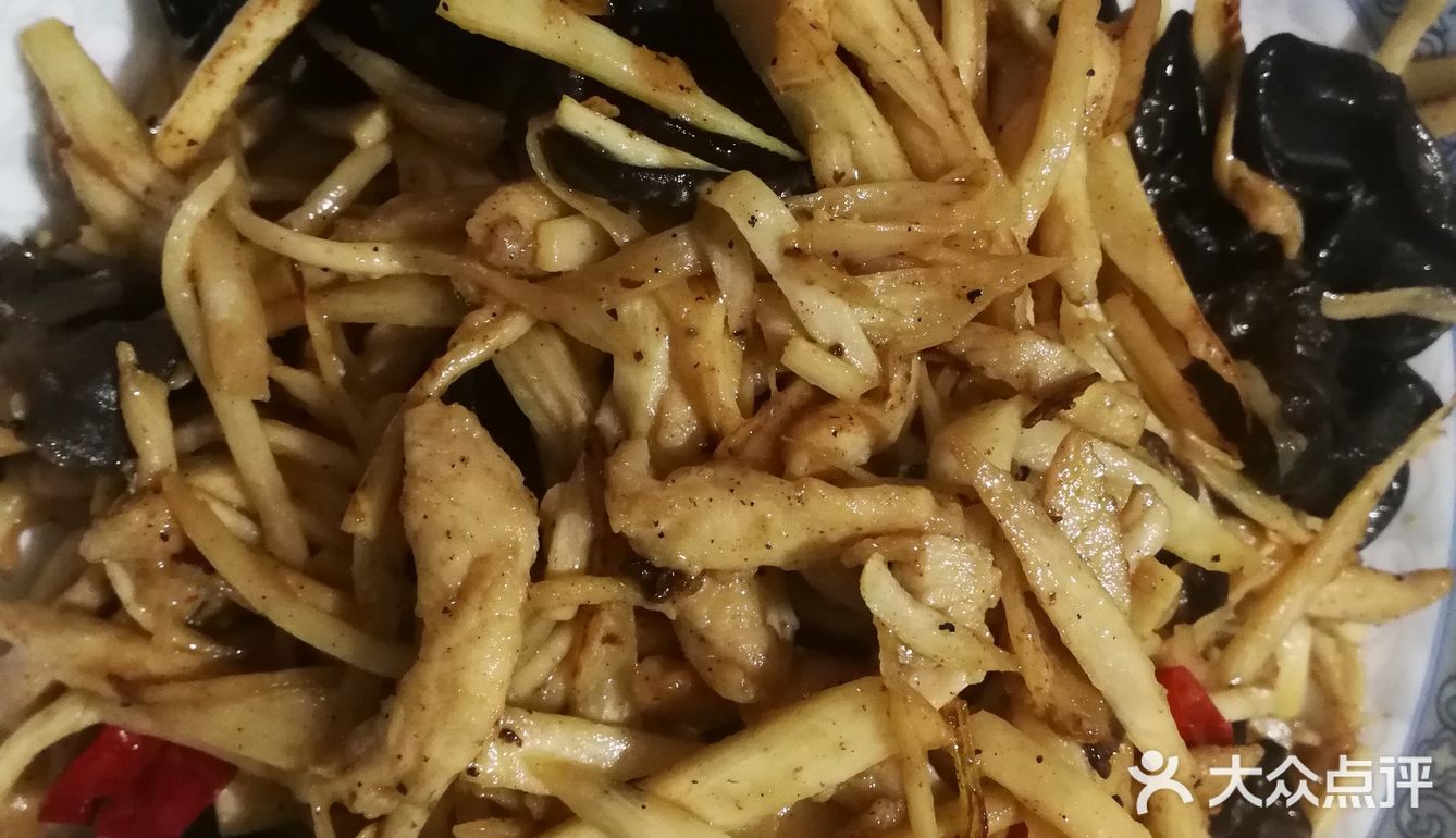 我觉得配炒肉吃最好吃！提前腌制了鸡肉，和茭白