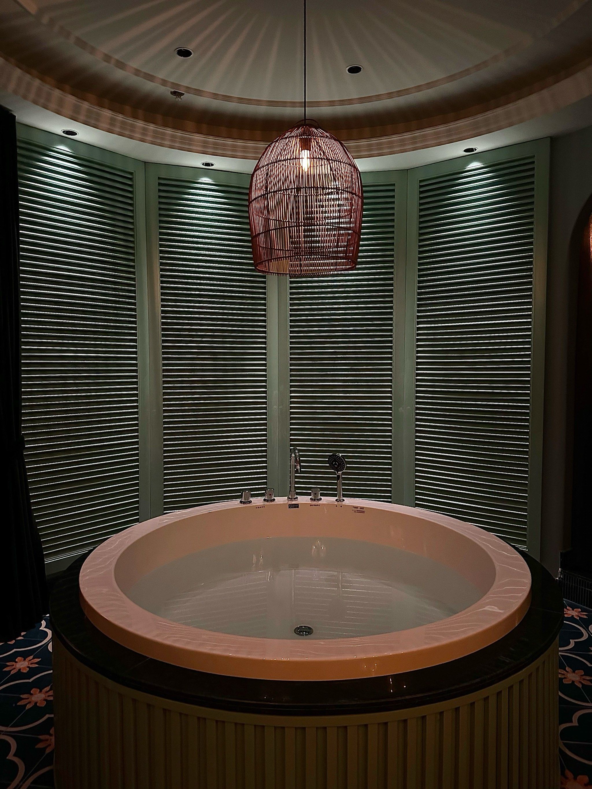 n超大的圆形浴缸,浴袍bartender,浴巾酒单