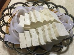 -洞庭洲·防空洞火锅·烧烤·铜锅涮肉(新百广场店)