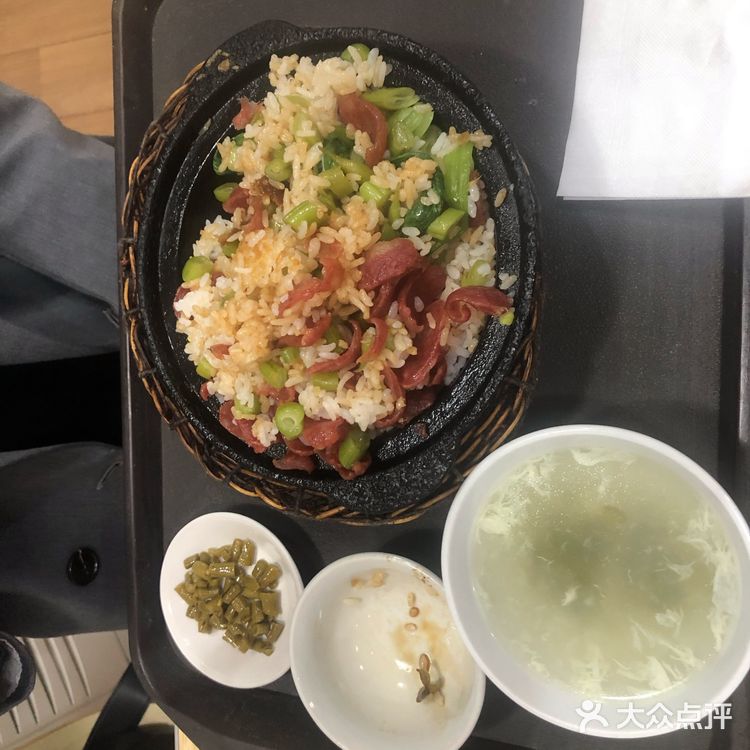 广式腊味煲仔饭、黑椒牛柳煲仔饭