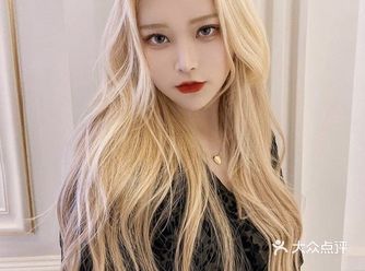 顶部头发打造出蓬松感，发尾烫出外翘的弧度