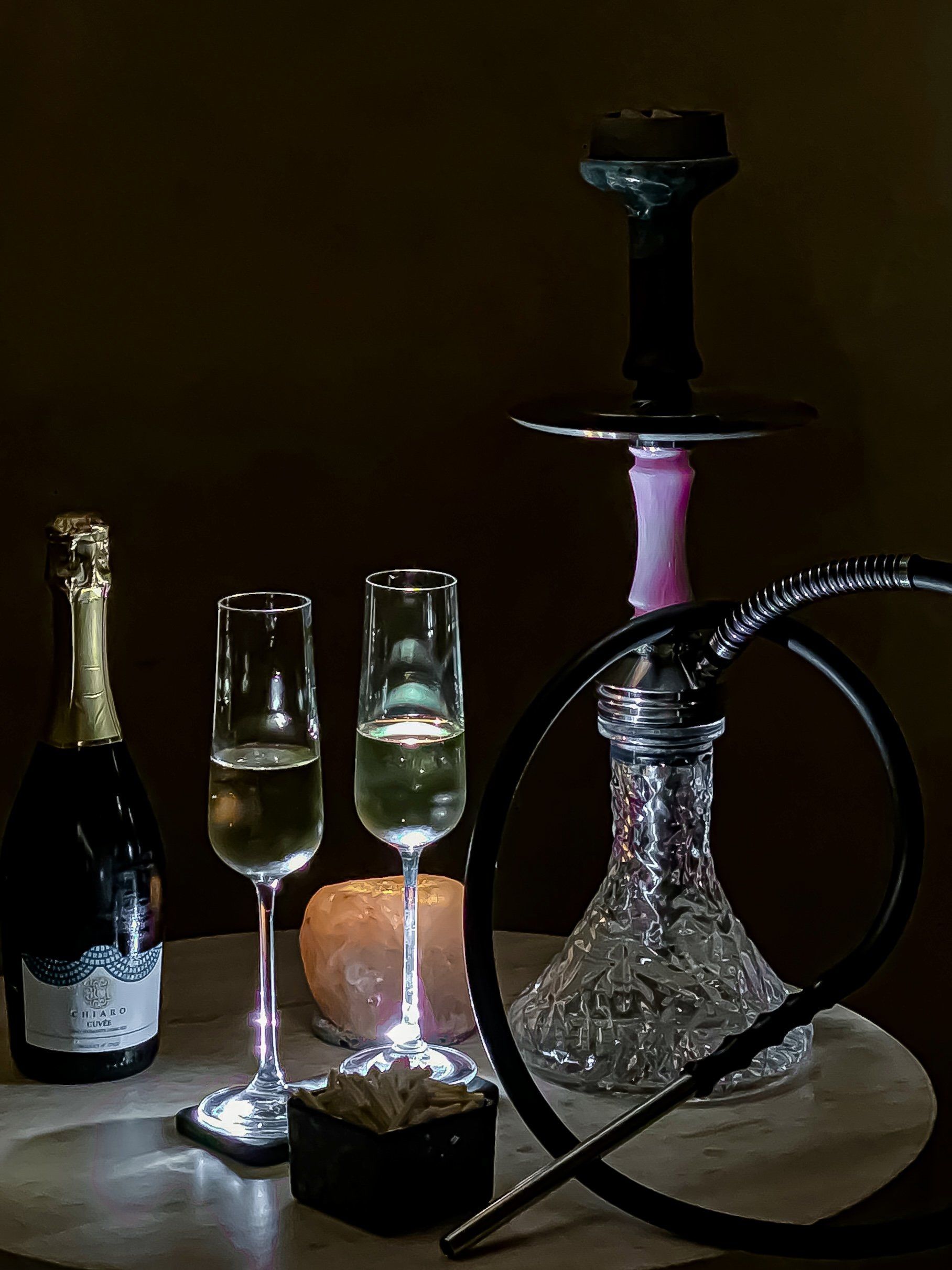来到了另一个神秘世界……

9215一侧一整面墙摆满了各式酒品