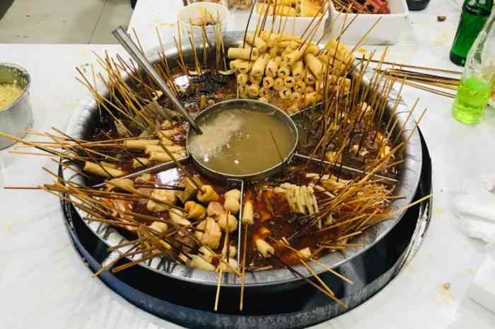 女人街麻辣烫-"居然没有人点评,今晚叫了它家的外卖,卤鸡.