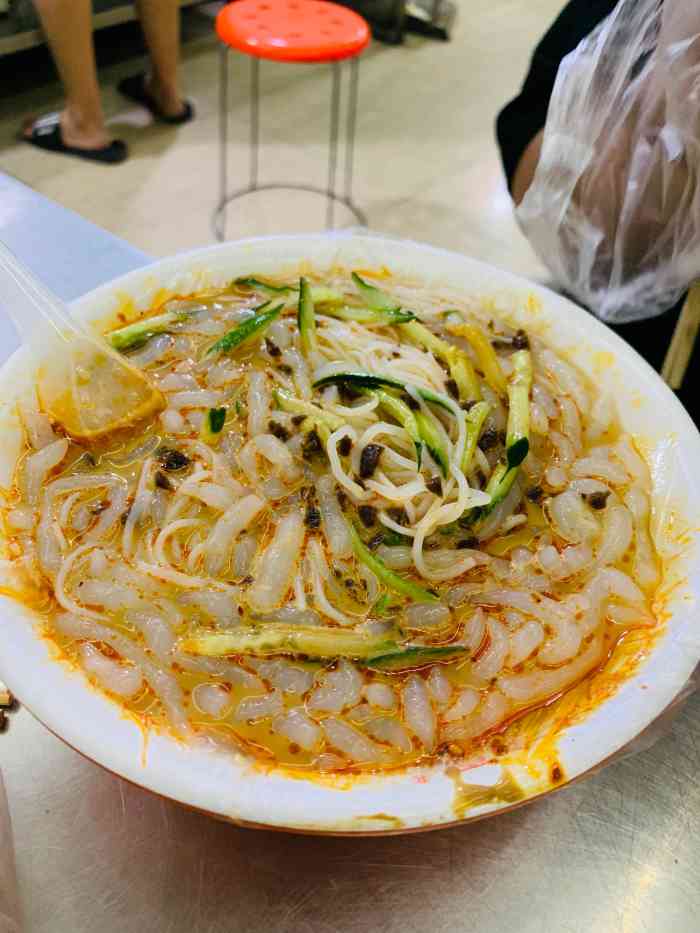 【首页搜索霸王餐享免费福利】  上学后在外地就没吃过粉丝蛙鱼,每次