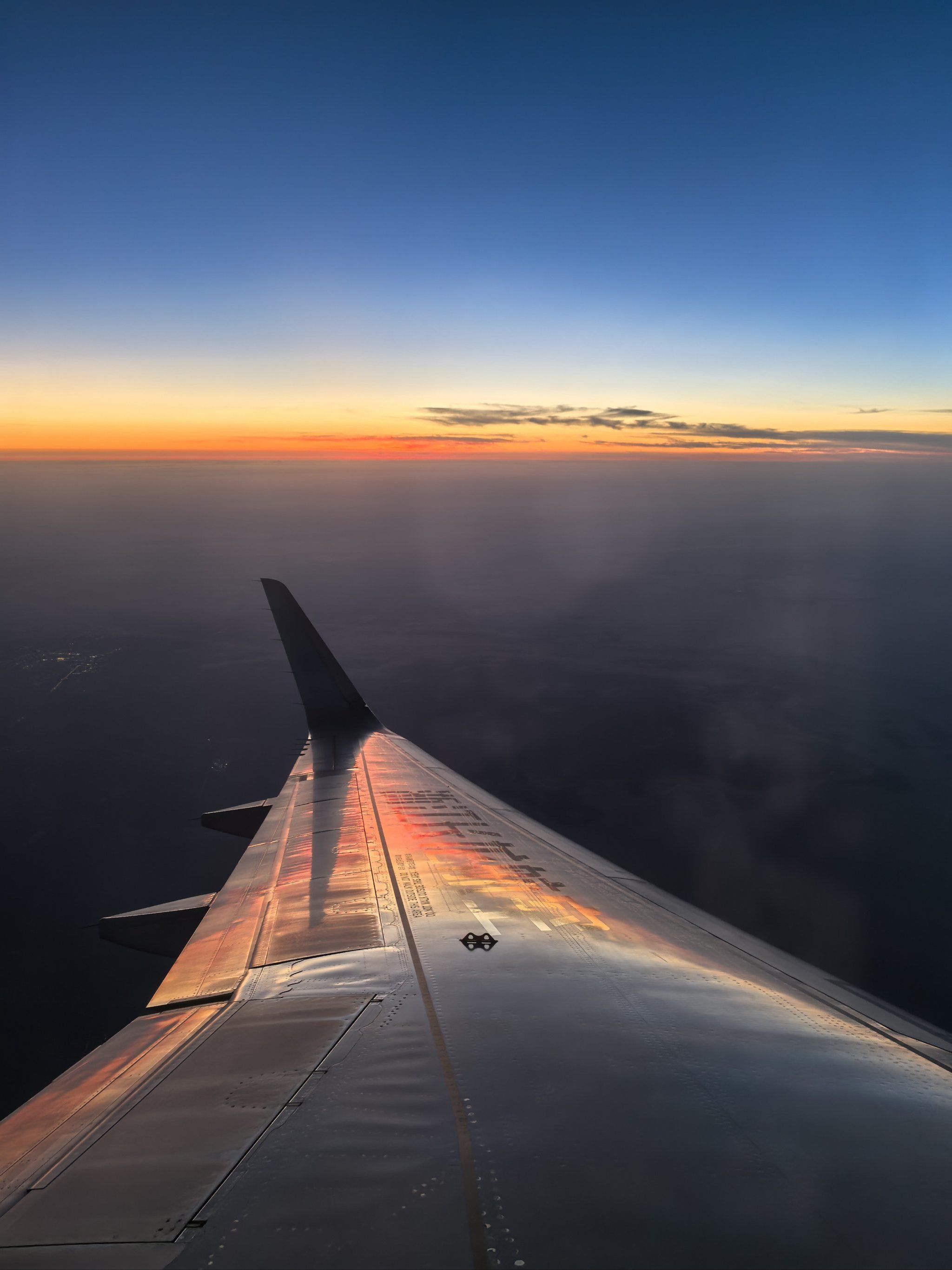 n真的太美了,一望无际的天边,映日晚霞照射到飞机的翅膀上,反出碘光