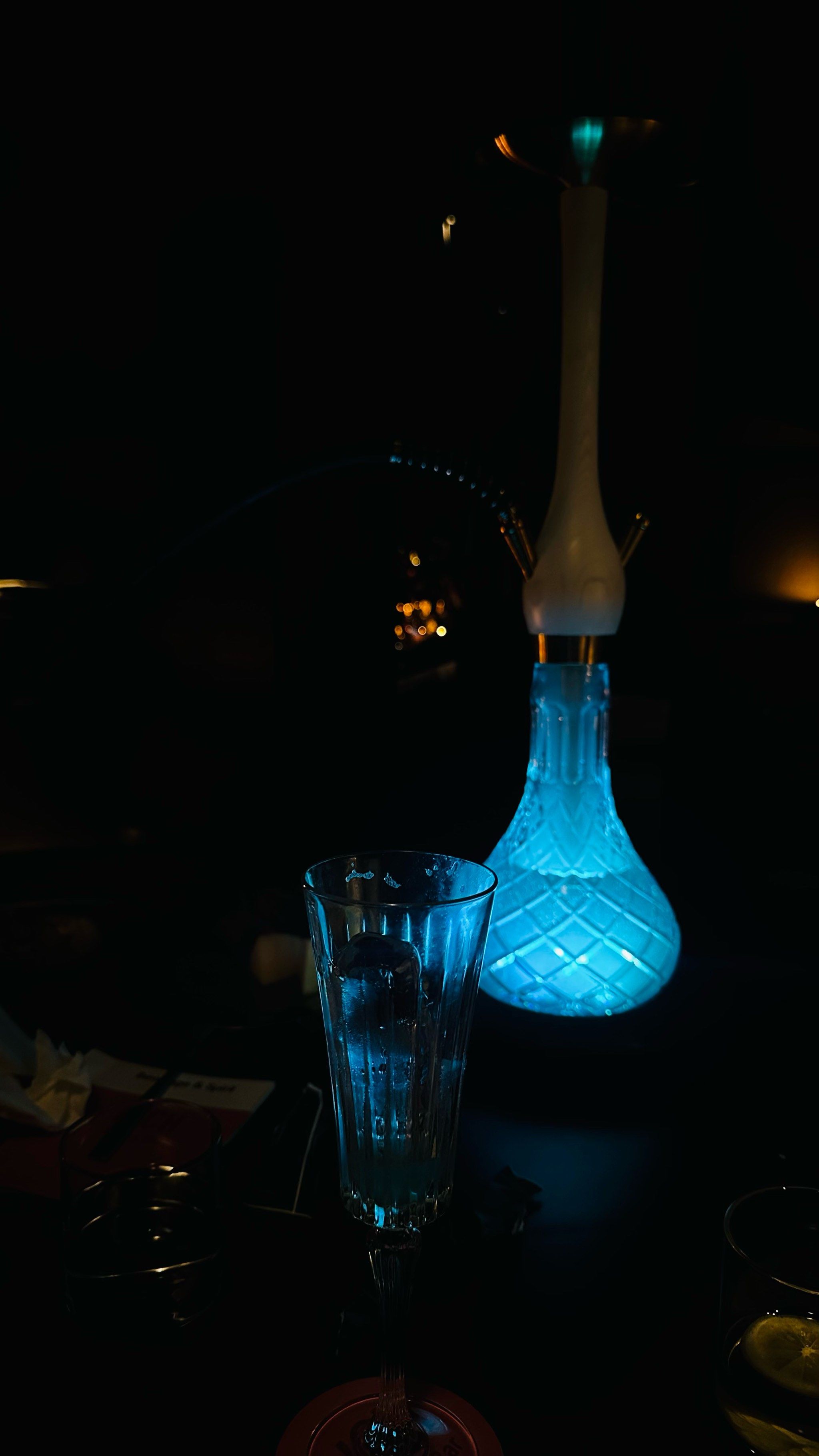 灯影摇曳酒杯边
