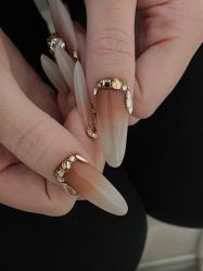 -花岐款式专研健康美甲沙龙