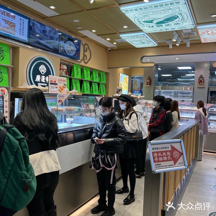 长沙限定新品惠灵顿牛排包，人多的也太离谱了吧？！  