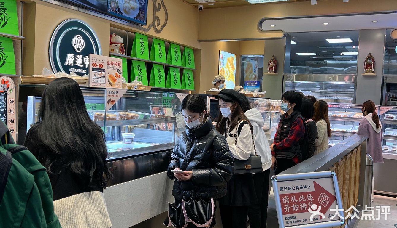 长沙限定新品惠灵顿牛排包，人多的也太离谱了吧？！  