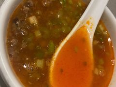 牛肉粒和芹菜加上番茄锅底做的汤-海底捞火锅(宝龙广场夜宵主题店)