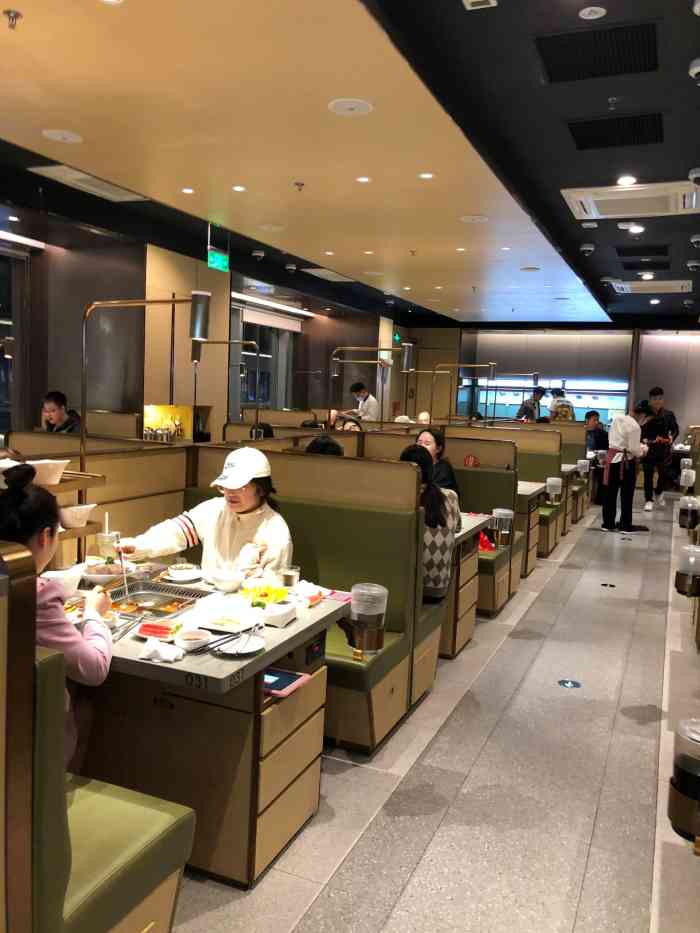 海底捞火锅(中骏广场店)-"[薄荷]环境:上下两层 等位区在二楼 .