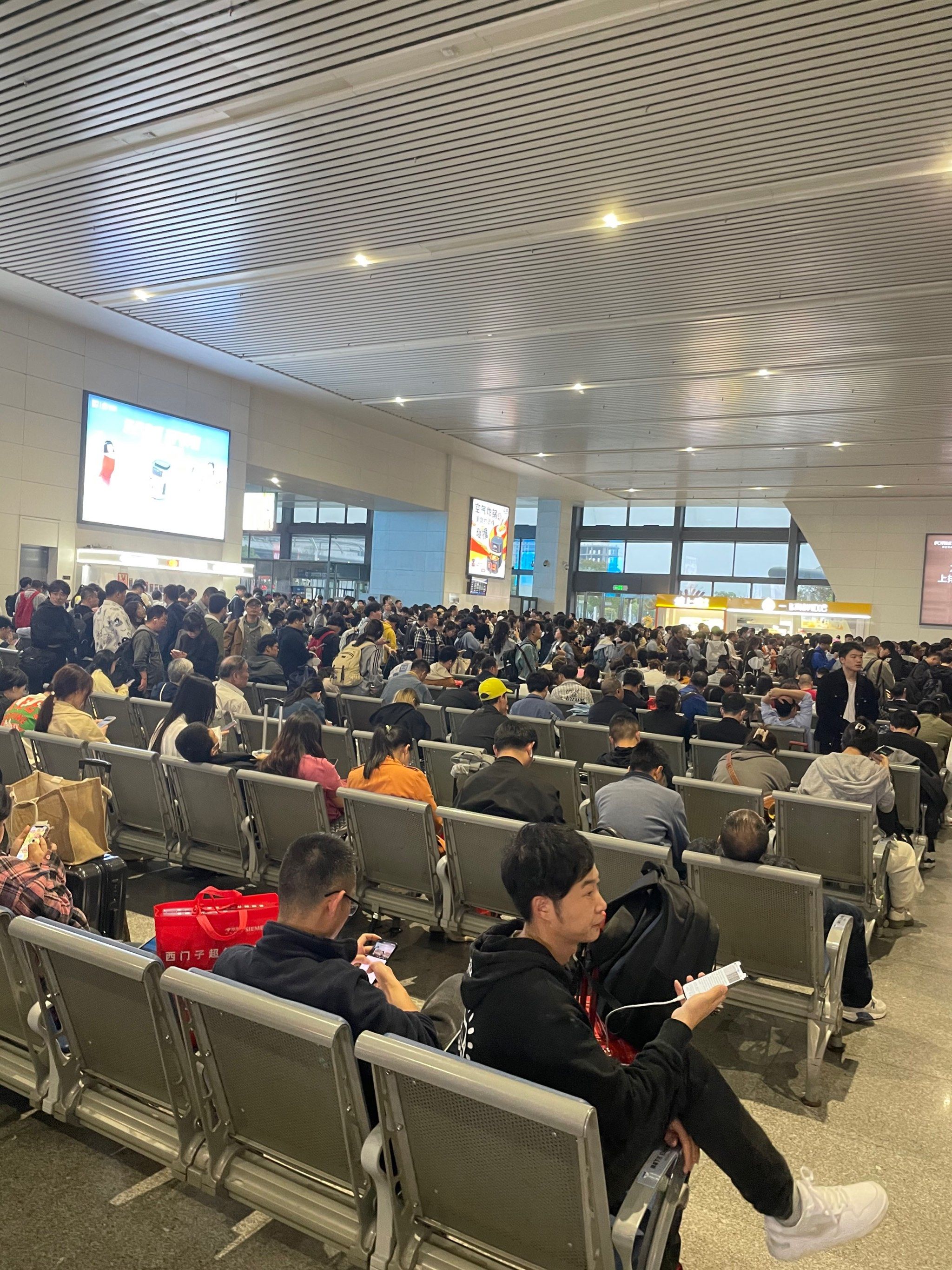 人超多的火车站🚉#打卡火车站 余姚北