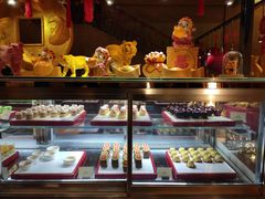 面包甜点陈列柜-松山湖凯悦酒店·Café自助餐厅·周末火舞秀表演