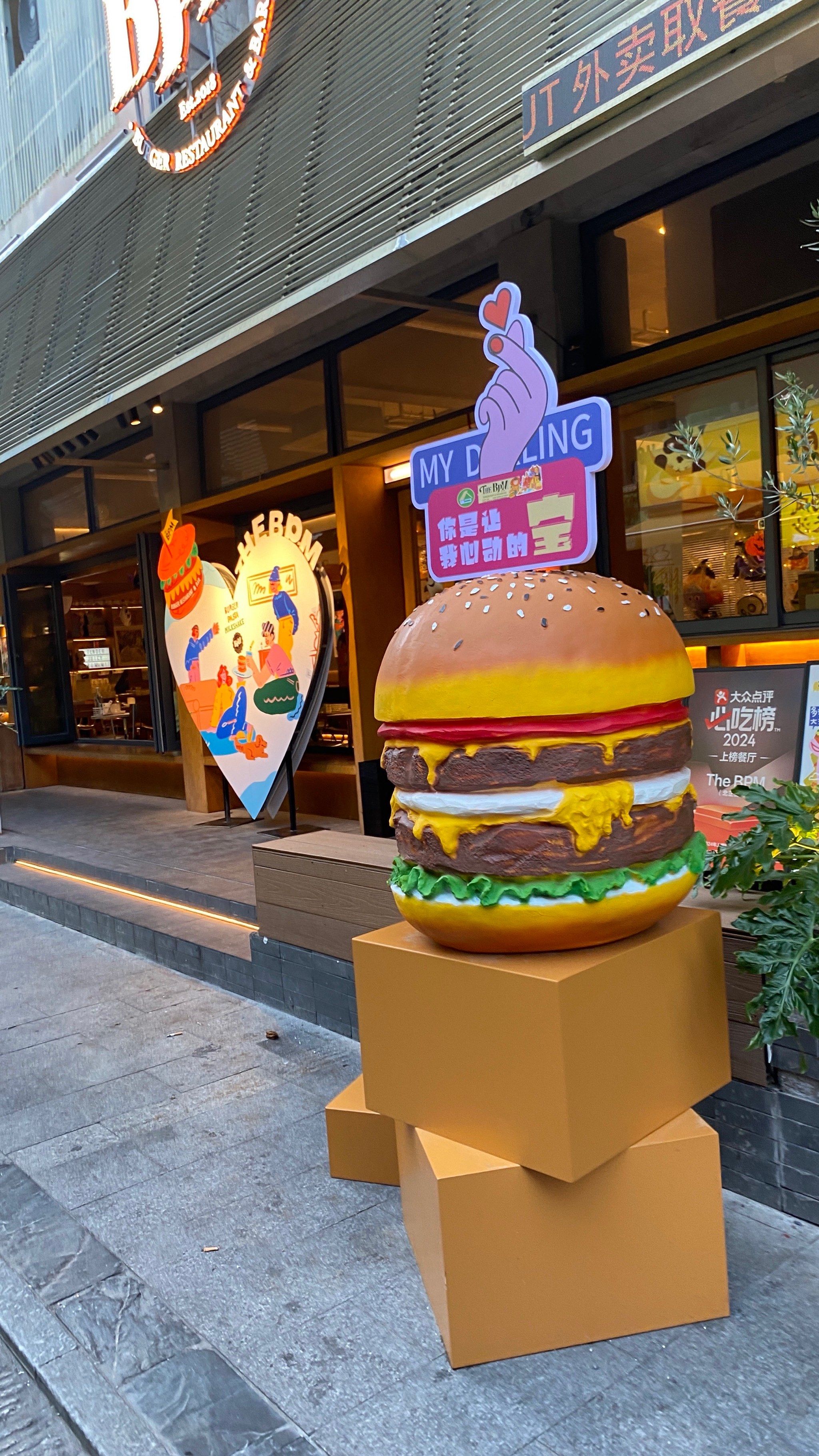 夸张!炸裂的汉堡🍔