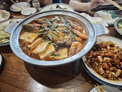 -东来菜馆•手抓海鲜家常菜•海鲜锅贴(鸽子窝店)