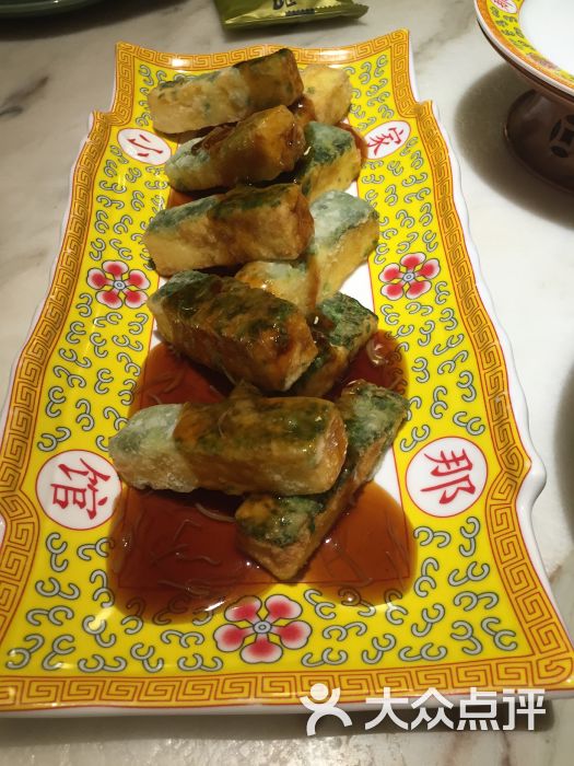 中午去吃的 环境不错 门口还有老北京特色的鸟笼子