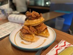 香辣炸鸡配华夫饼-悠航SLOWBOAT(三里屯店)