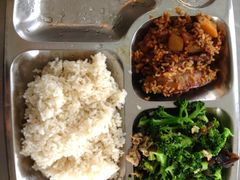 粉蒸肉和土豆什么的，米饭巨难吃！-长安大学渭水滋兰苑餐厅