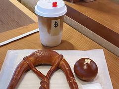 红豆碱水面包-天井·丑面包搭咖啡