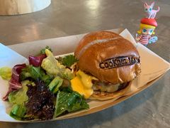 和牛汉堡配蔬菜色拉-Cooking Man(中懋天地店)
