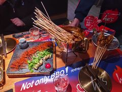 -何师烧烤·小龙虾·江湖川菜·精酿啤酒(成温店)