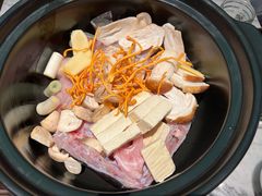 抚仙湖煮湖团鱼-中8楼风尚云南菜(颐堤港店)