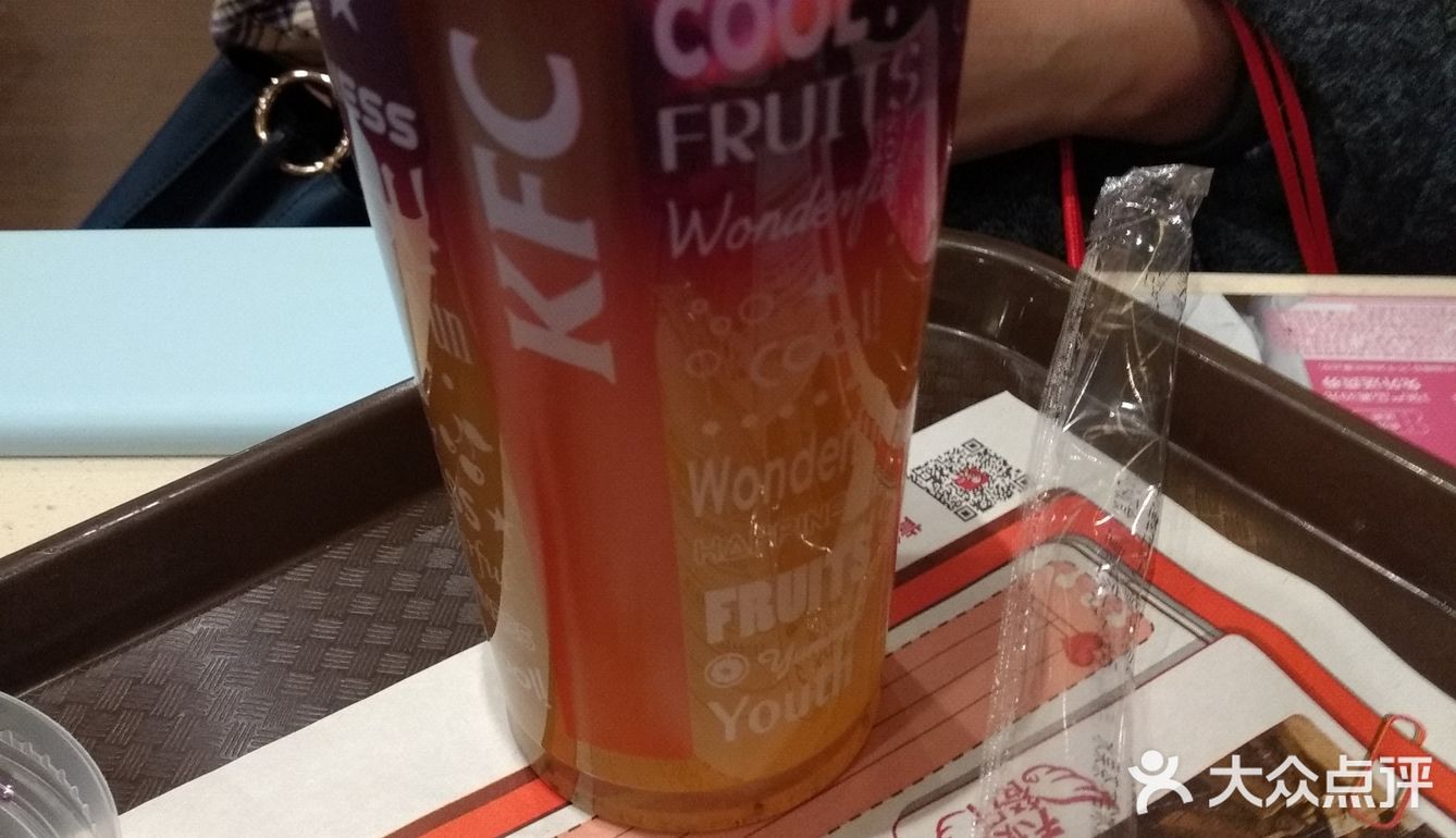 她点了茶，这两种食物的味道都是淡淡的，柚子味淡淡的