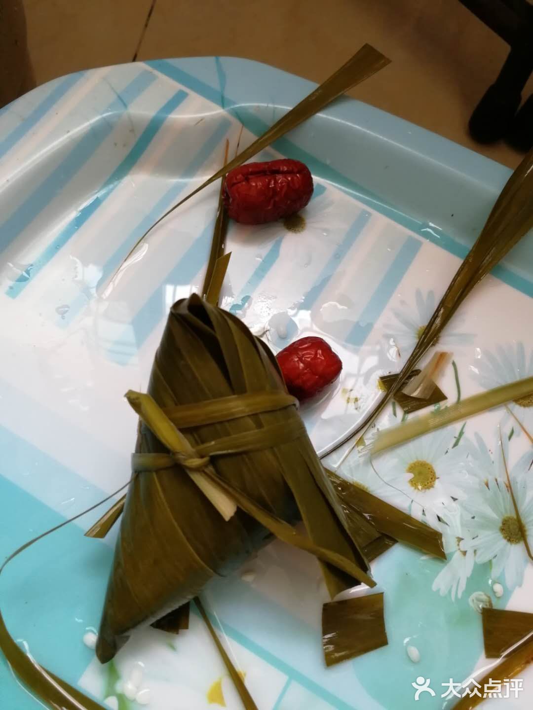 糯米泡两三个小时，红枣去葫，开包！