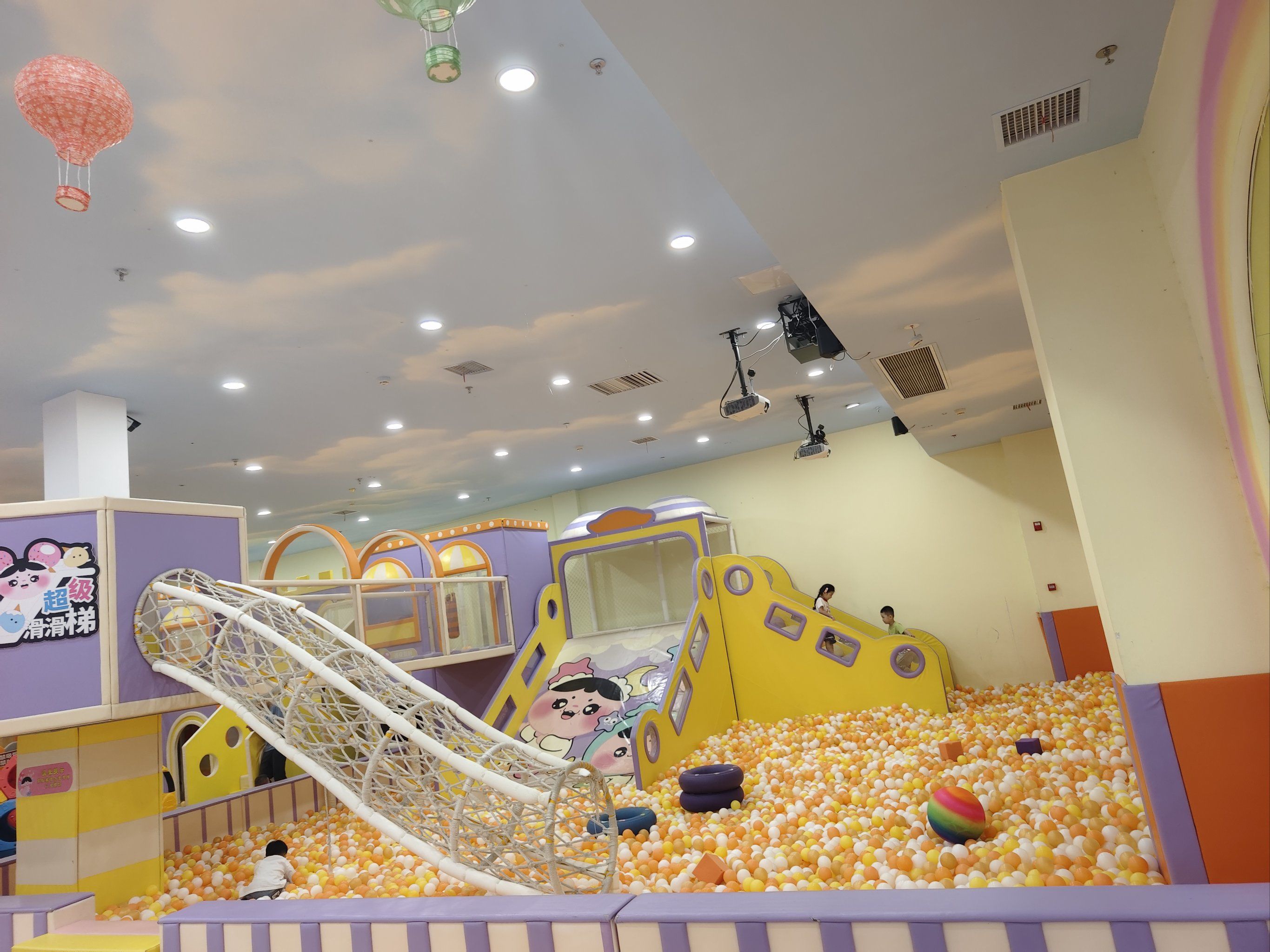 高桥商贸城的儿童游乐场所～皇子格格