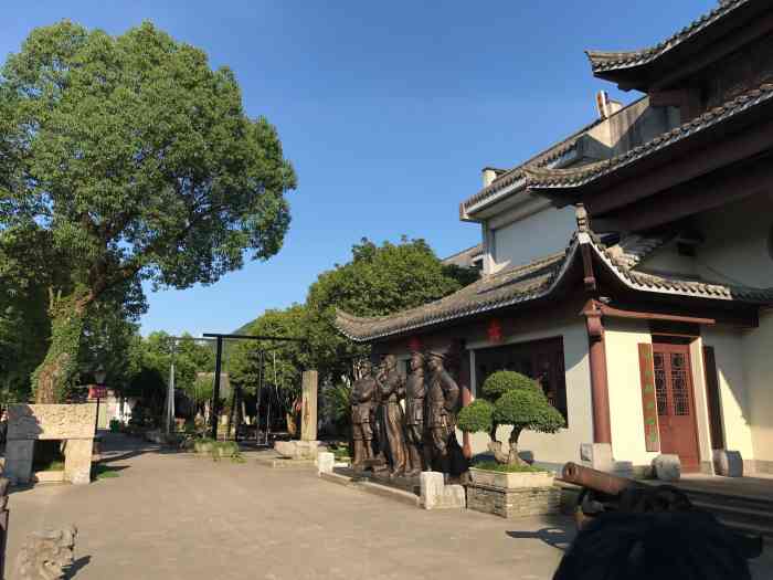 民国大杂院-"在溪口镇上,原来一定是个很小的镇子,现在.