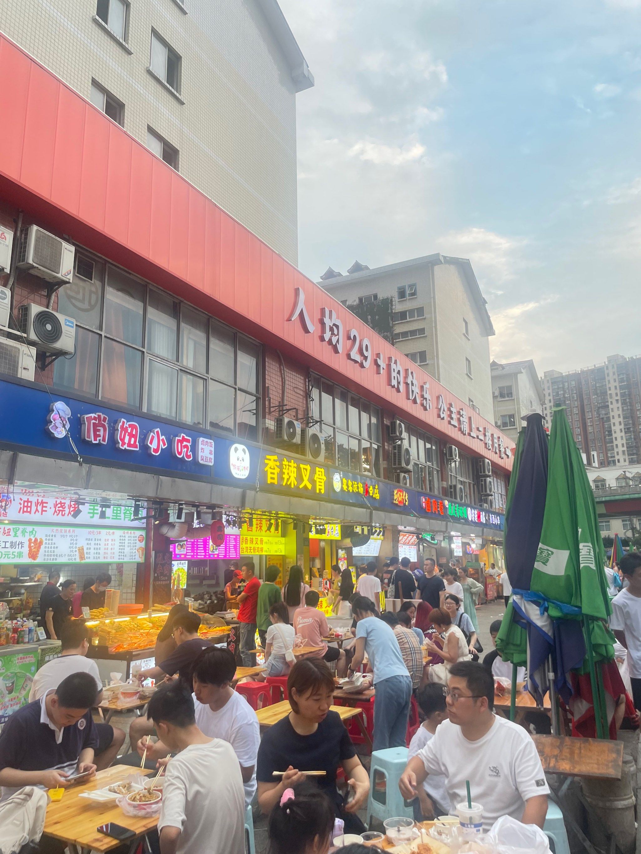 夜市逛不停,美食吃不停