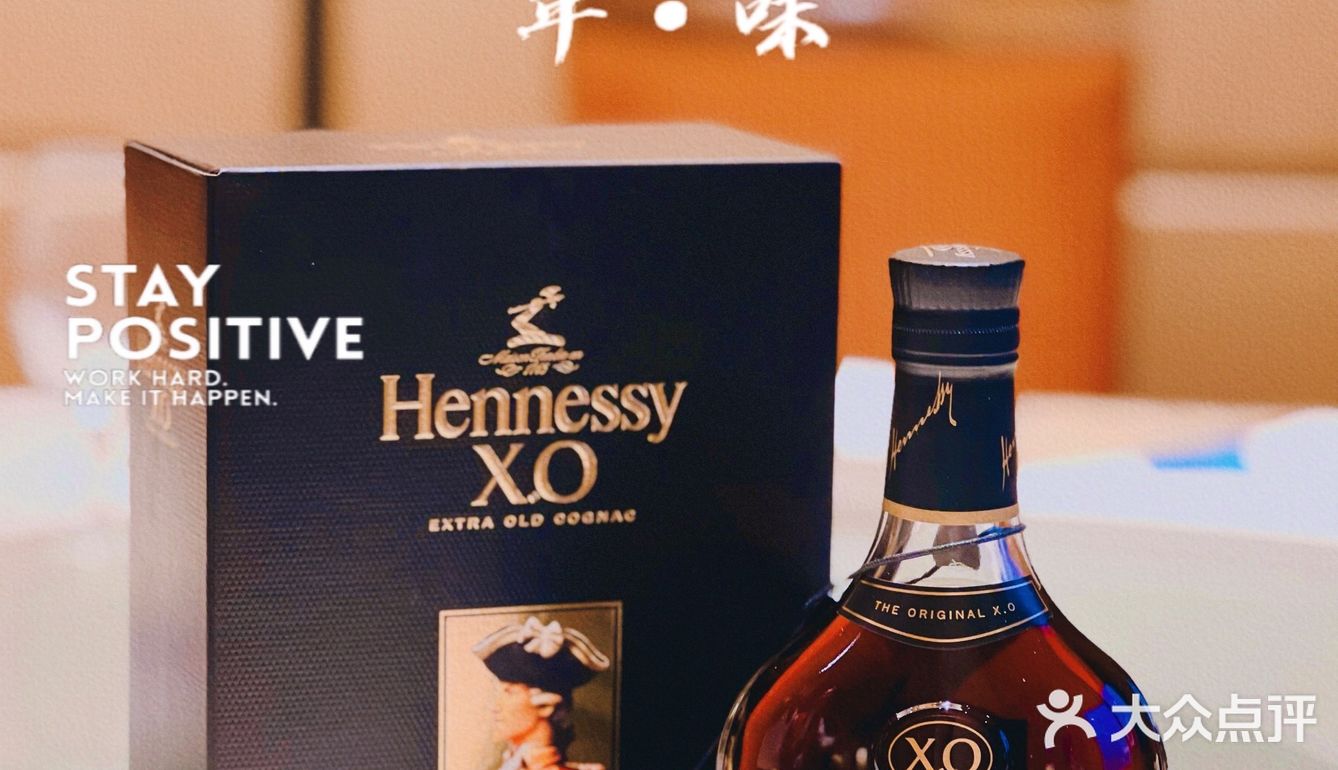 桌上有肉 杯中有酒