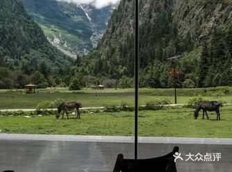首发｜梅里雪山下的世外桃源，躺在床上看雪山