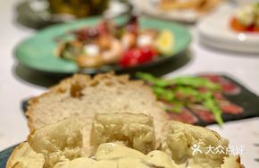 Bread Bowl with Creamy Bacon Mushroom and Local Rice Noodles