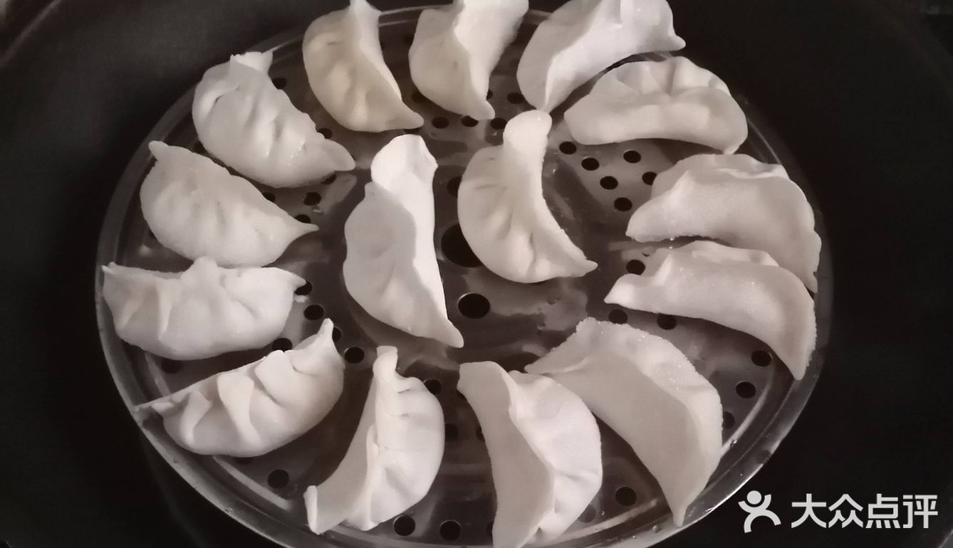 热腾腾、胖乎乎的白菜猪肉蒸饺！