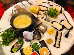 -鲜入围煮花胶鸡海鲜火锅