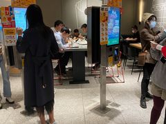 等位区-麦当劳(中山公园龙之梦店)