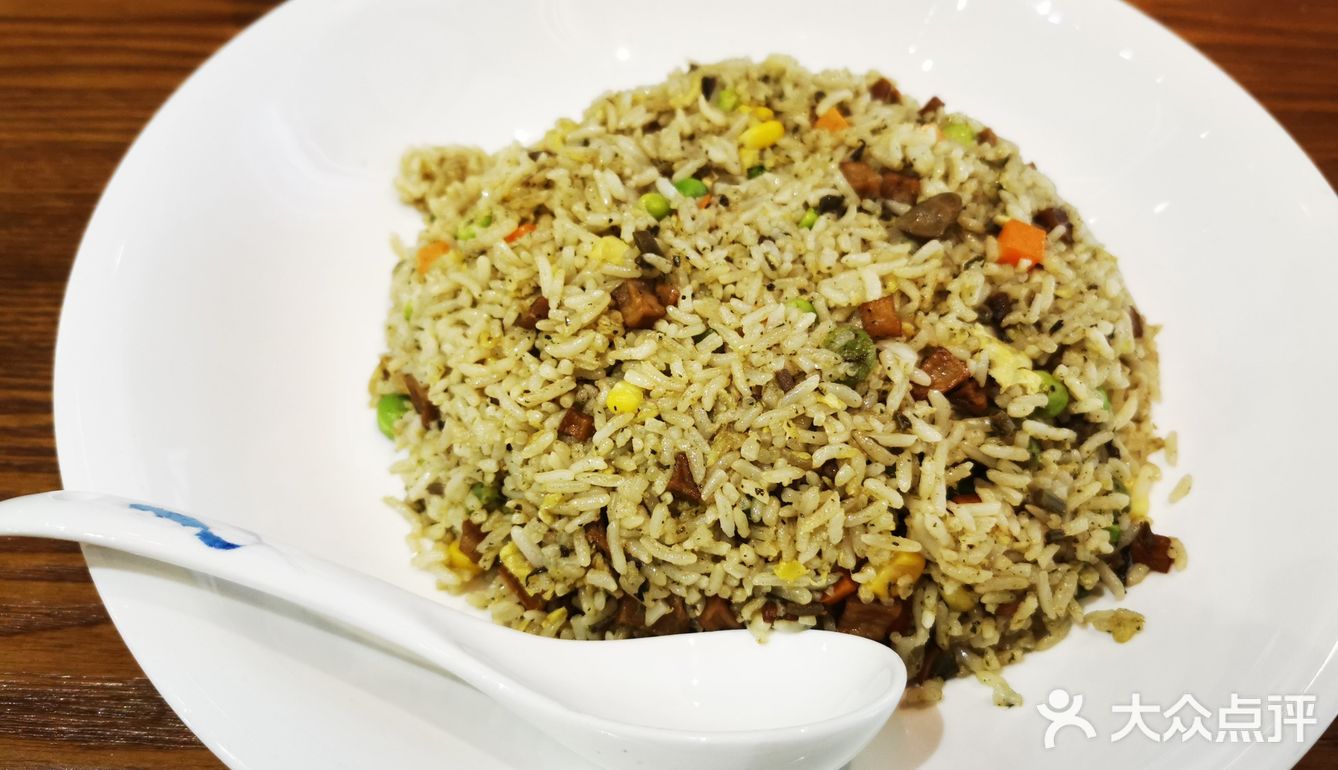 香椿炒饭，味道还不错，但不是很惊艳