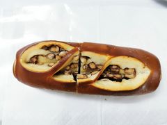 红豆碱水面包-天井·丑面包搭咖啡