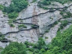 -燕子河大峡谷天坑仙境