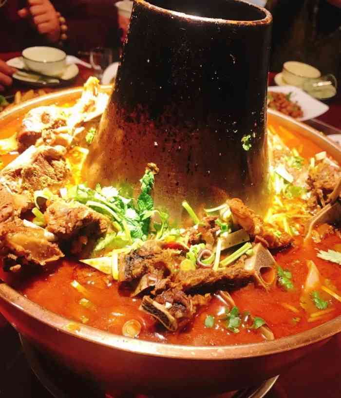 打分 服务态度不好,牛肉锅仔的火一会儿灭一会儿灭根本就是冷冰冰的