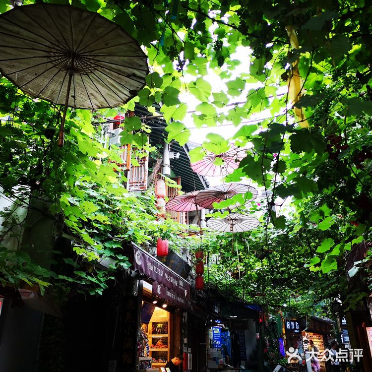 到了晚上，这座城市更漂亮