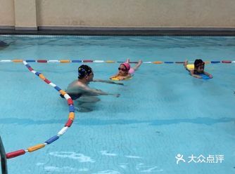 原来宝宝在游泳池里面可爱的这么不像话啊！