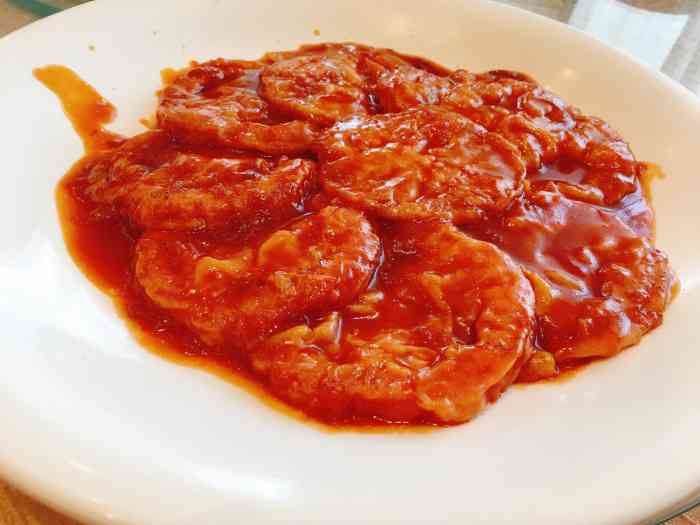 酸酸的,西红柿片,外面好像是薄薄的鸡蛋皮儿,浇汁儿做成的锅塌西红柿