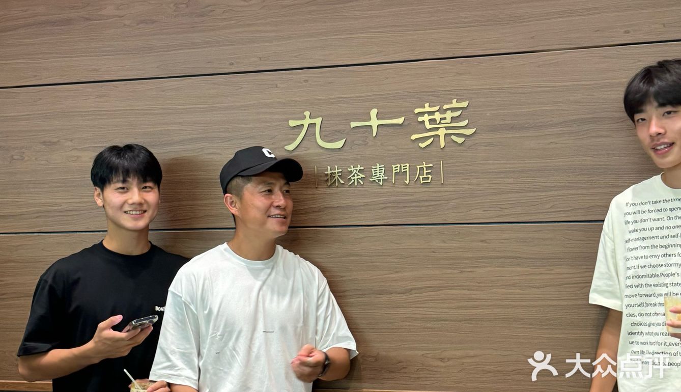 卧卧卧。。。偶遇了英博球员在罗斯福买冰淇淋